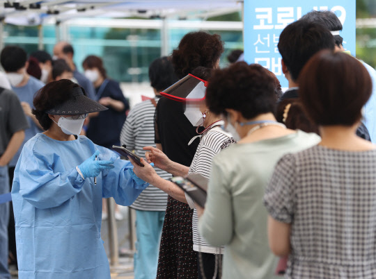 2일 오전 서울 은평구보건소 선별진료소에서 의료진이 검사 안내를 하고 있다. 연합뉴스